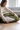 Olijfgroene velvet zitzakhoes wordt over de binnenzak getrokken