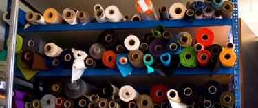 Atelier in Wierden: stof wordt gemeten en genaaid